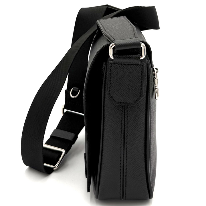 District PM Black Taiga Messenger Bag