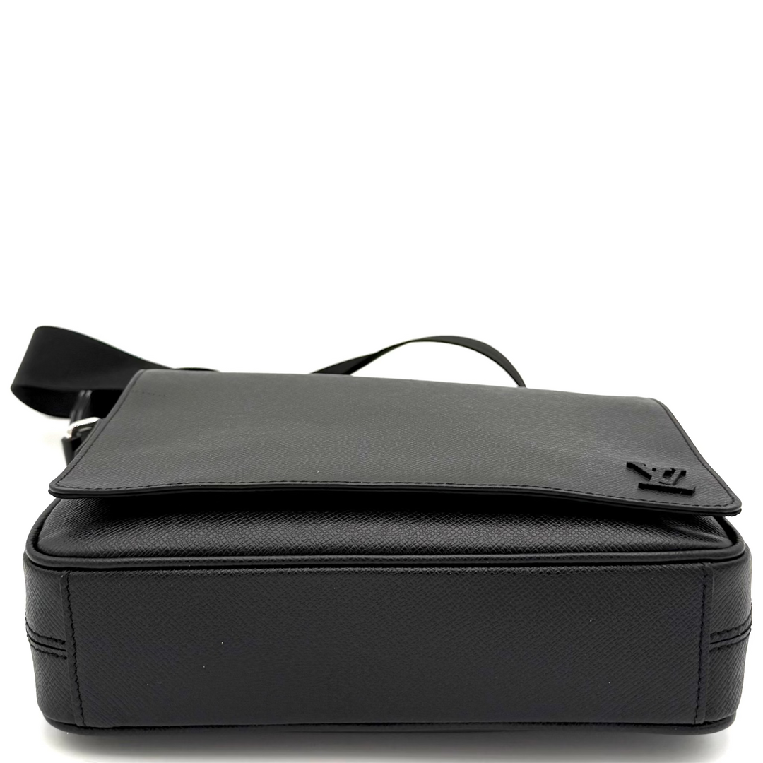 District PM Black Taiga Messenger Bag