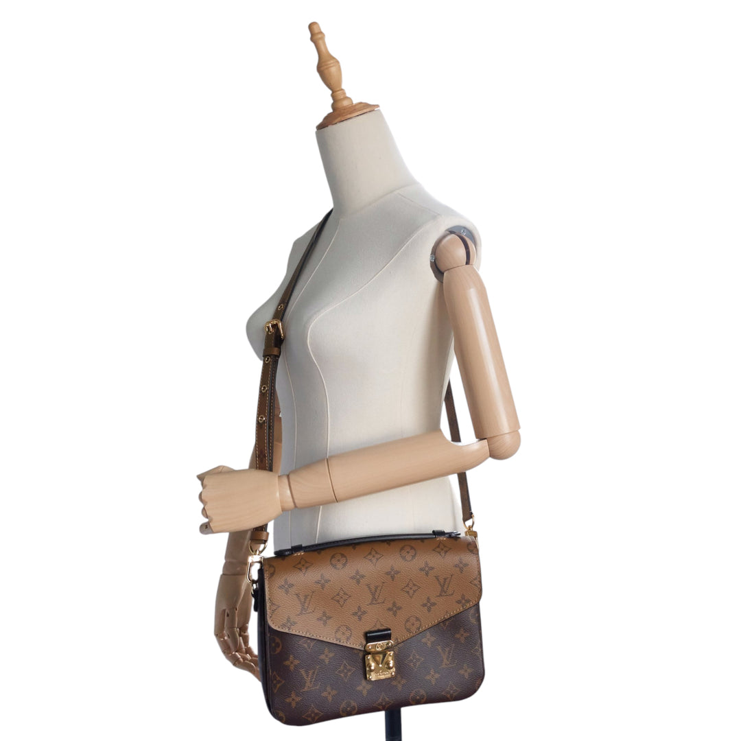 Pochette Metis Reverse Monogram Canvas Bag