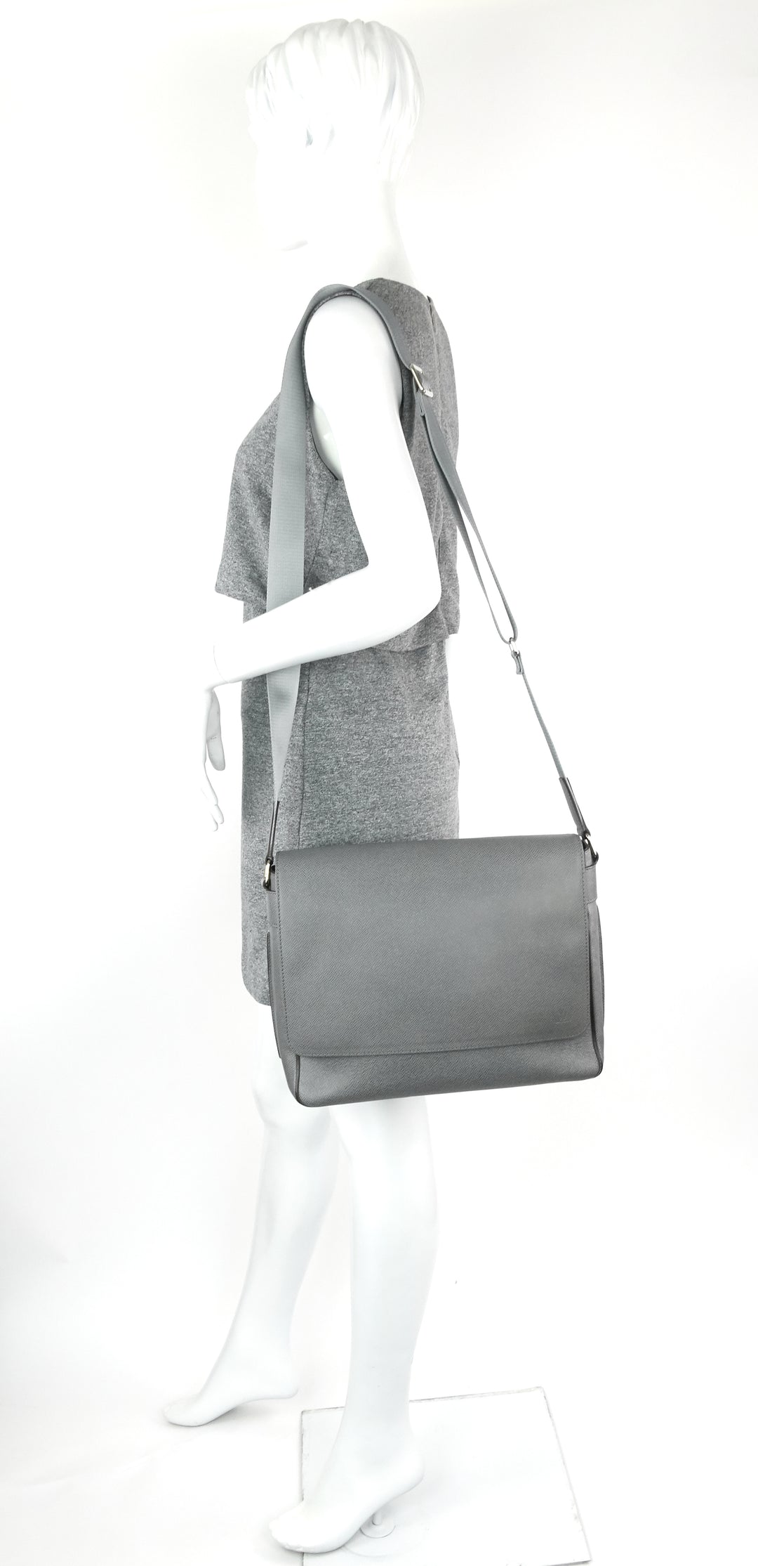 roman mm taiga leather messenger bag