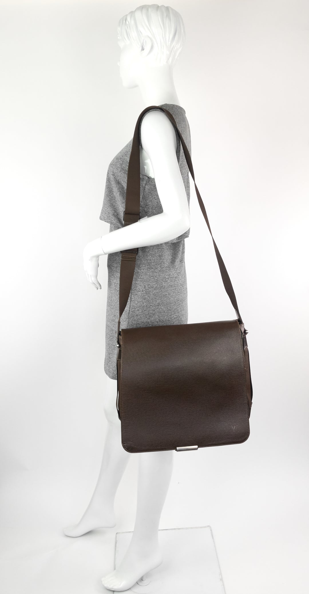Shop for Louis Vuitton Burgundy Taiga Leather Viktor Messenger Bag