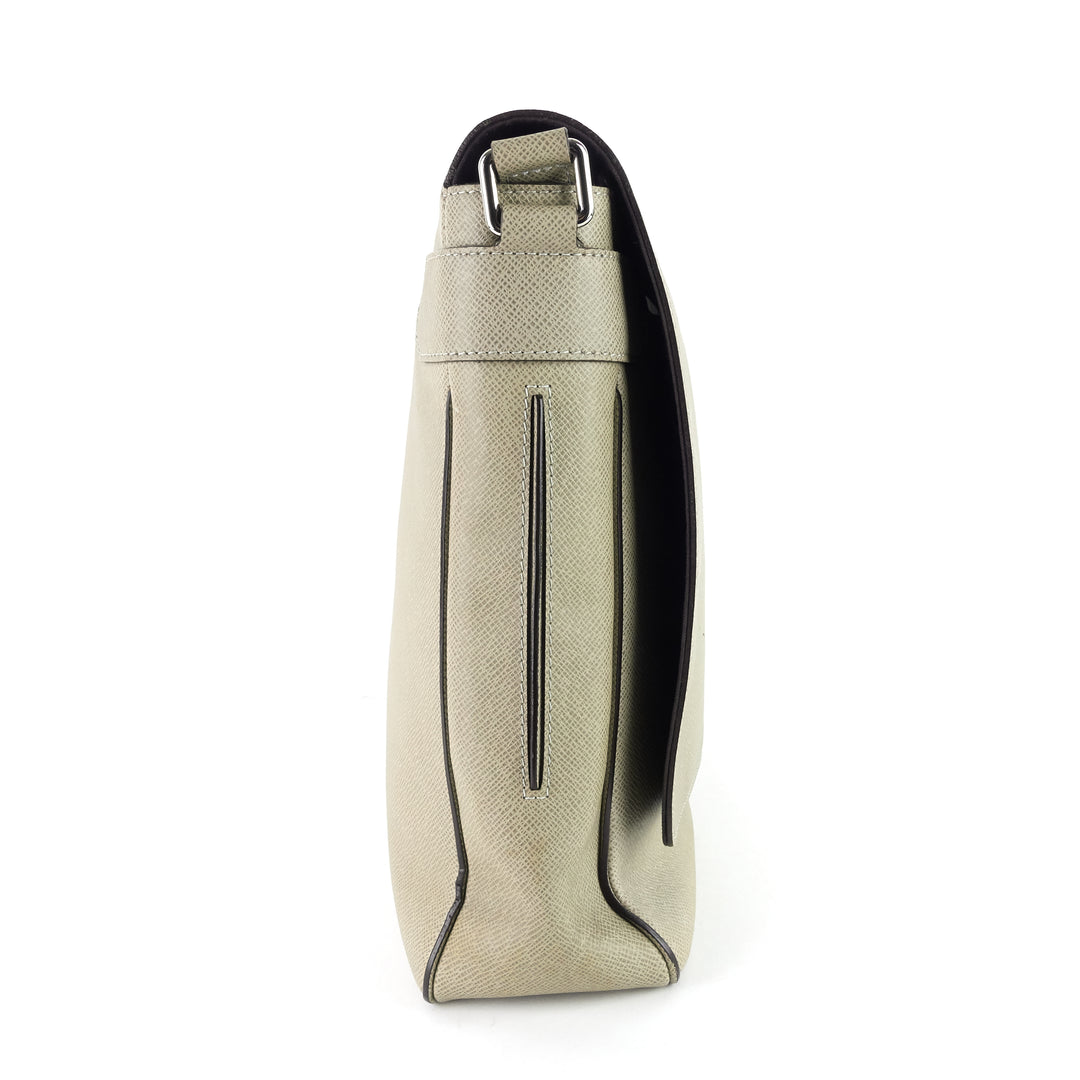 milo taiga leather messenger bag