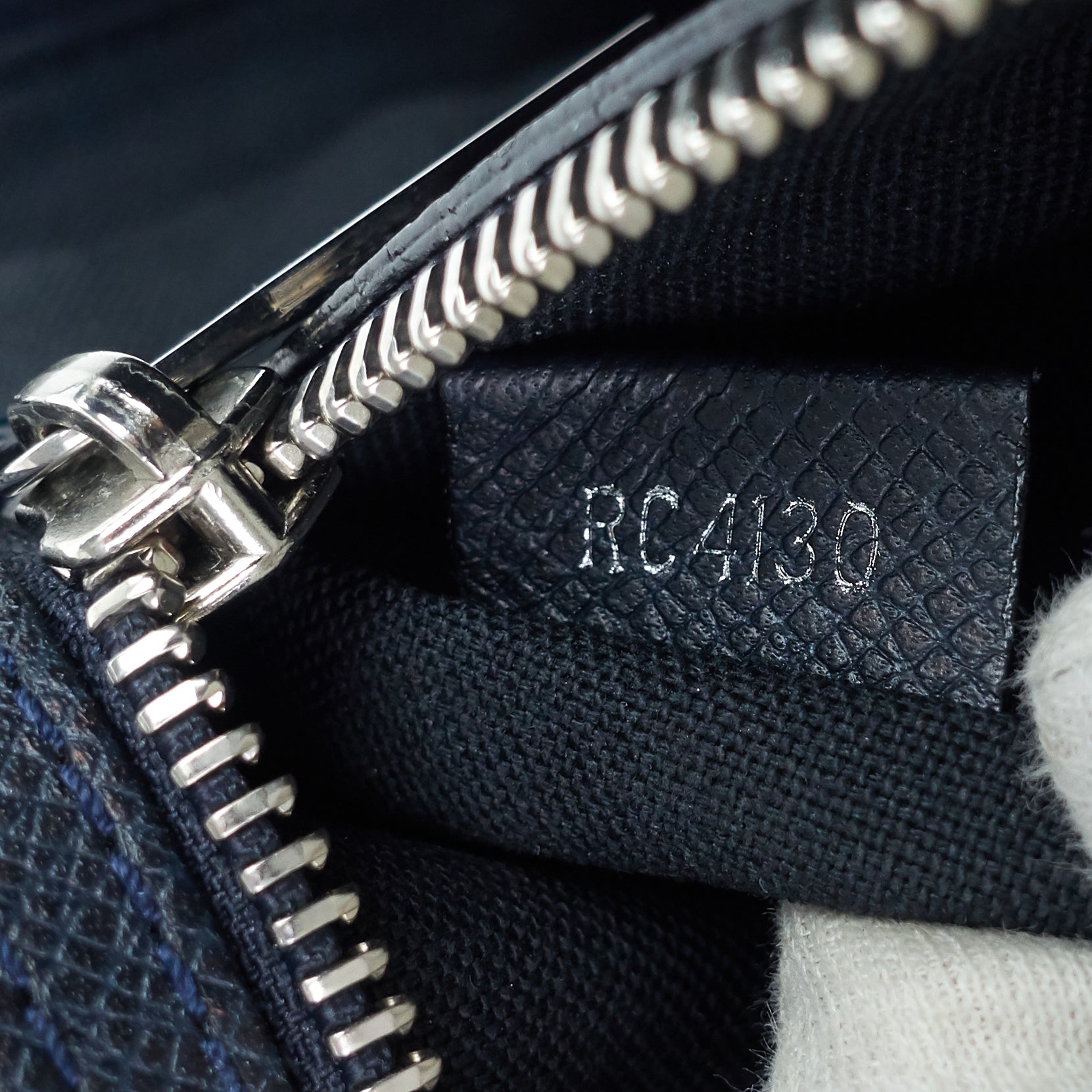 Black Louis Vuitton Taiga Vassili PM Business Bag – Designer Revival