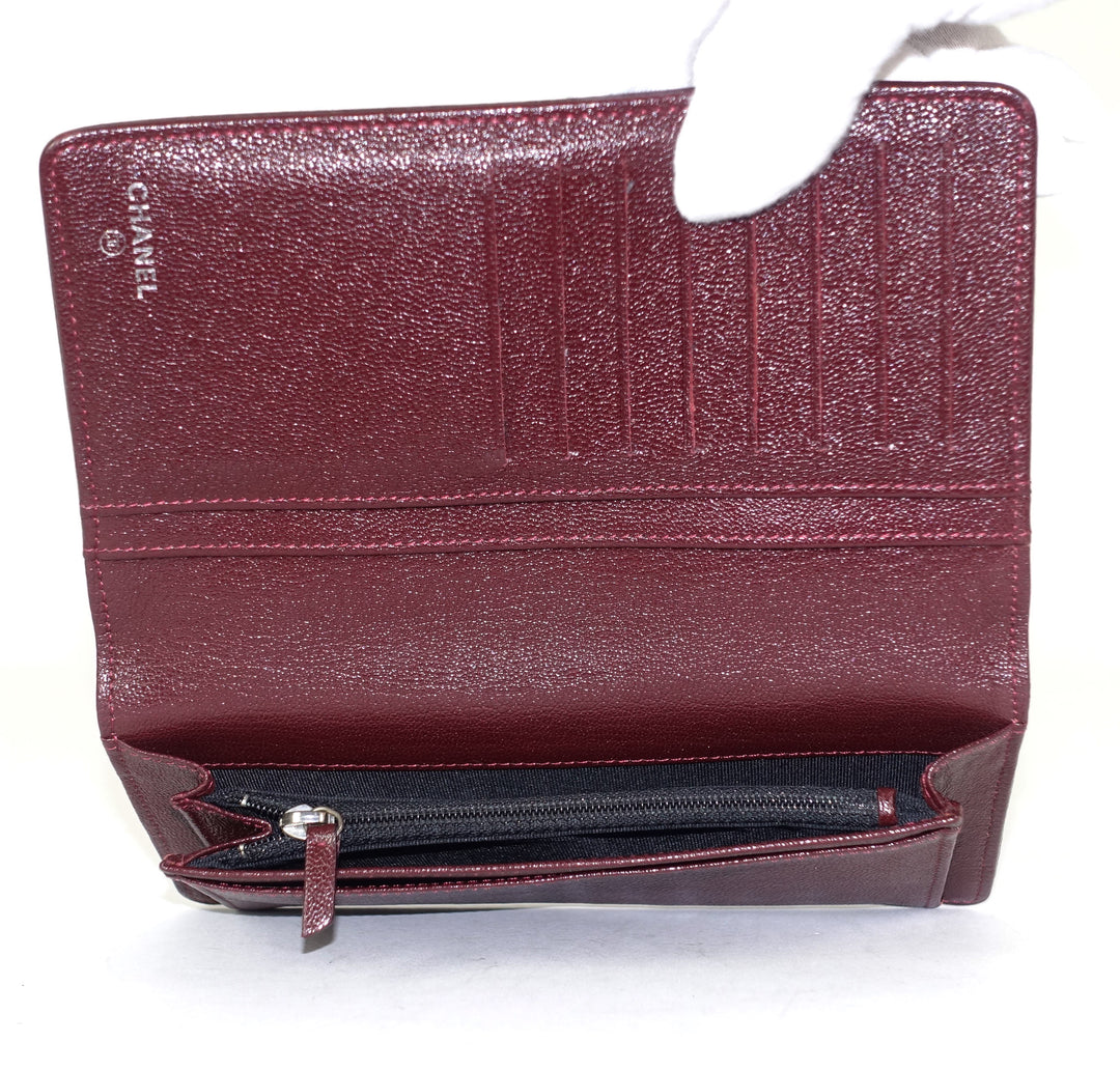 bi-fold stitched leather wallet